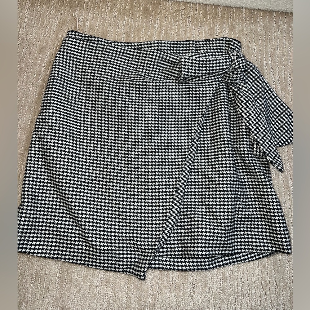 Aritzia Wilfred Black and White Houndstooth Wrap Mini Skirt